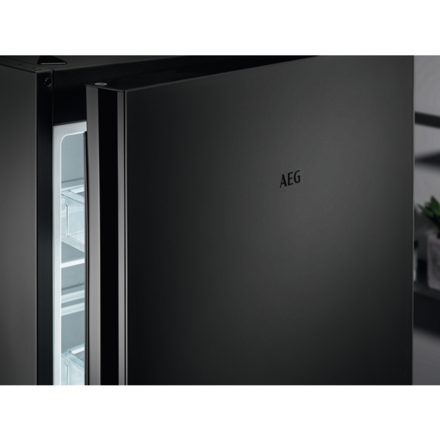 AEG RCB732E7MG 59.5cm 60/40 Fridge Freezer - Black