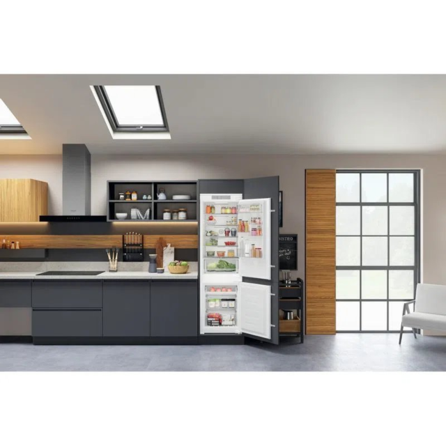 Hotpoint HTC18T532 Built-In Total No Frost Fridge Freezer